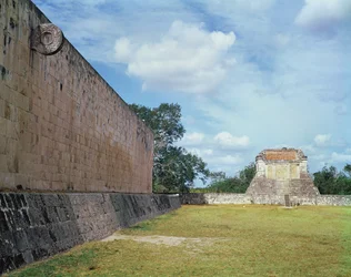Stěna míčového hřiště, pravděpodobně dokončena v raném post klasickém období, cca 900-1200 našeho letopočtu